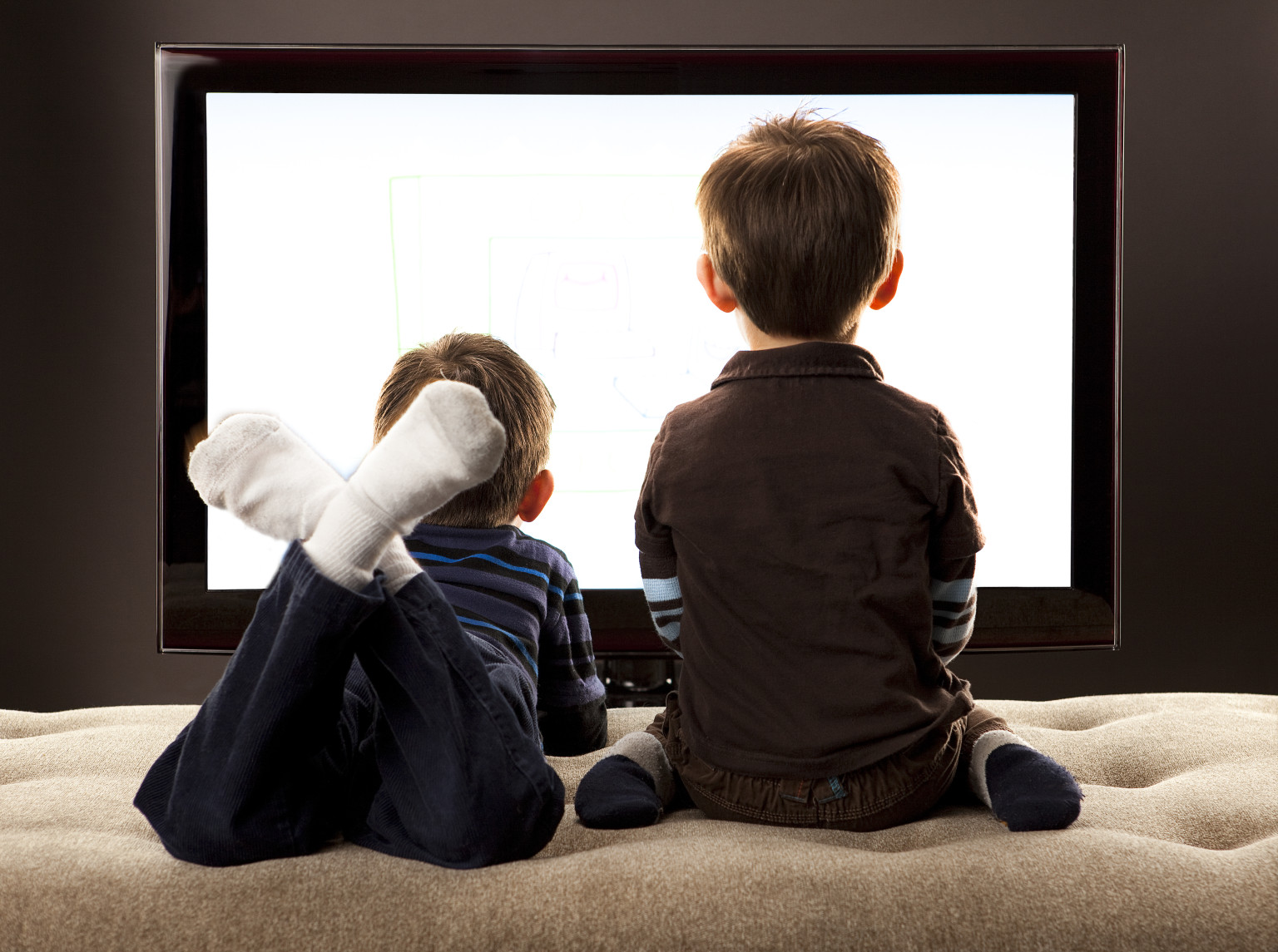 Έρευνα: Τι παθαίνουν τα παιδιά που κάθονται συνέχεια στην τηλεόραση και τον υπολογιστή