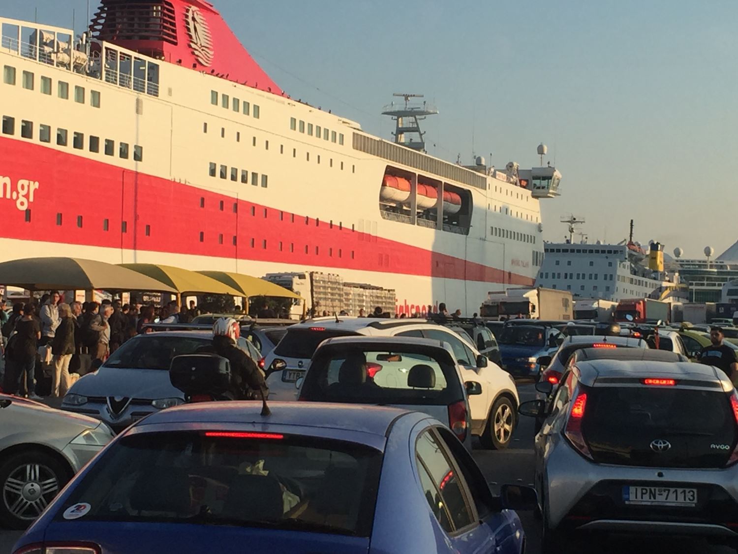 Κυκλοφοριακό χάος στο λιμάνι του Πειραιά- Πολλοί ταξιδιώτες έχασαν τα πλοία τους (φωτό)
