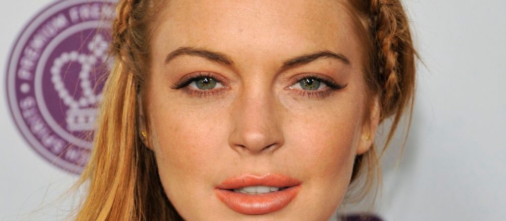 Πλήθος κόσμος στη Μύκονο ήθελε μια φωτογραφία με τη Lindsay Lohan (φωτό)