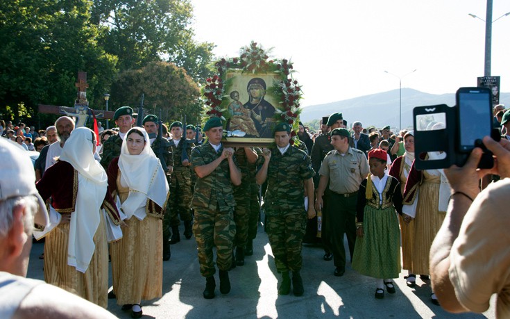 Σε λαϊκό προσκύνημα η εικόνα της Παναγίας Τριχερούσας στο Σταυρό Βόλβης- Τουρίστες έσπευσαν για να προσκυνήσουν (φωτό)