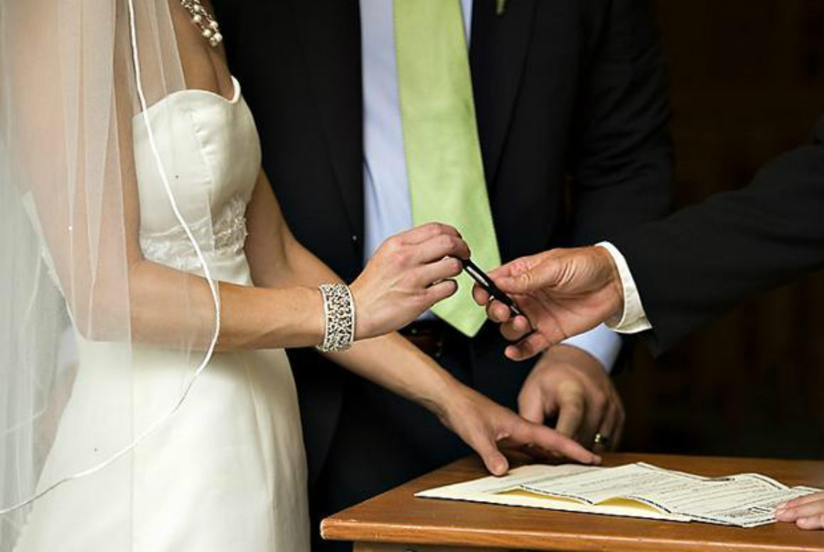 Ποιες είναι νέες αλλαγές στους πολιτικούς γάμους που εγκρίθηκαν από τη Βουλή;