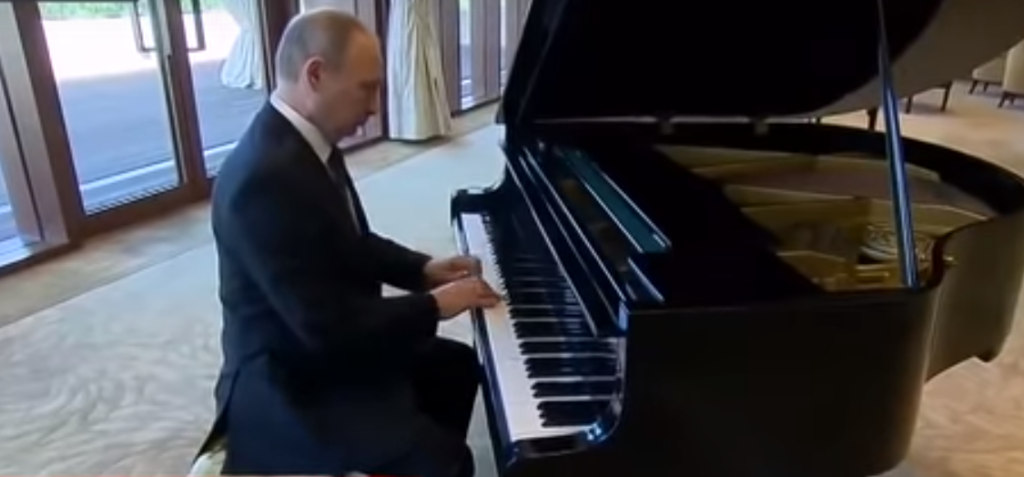 Σατυρικό βίντεο δείχνει τον Β. Πούτιν να παίζει σε πιάνο το… Despacito!
