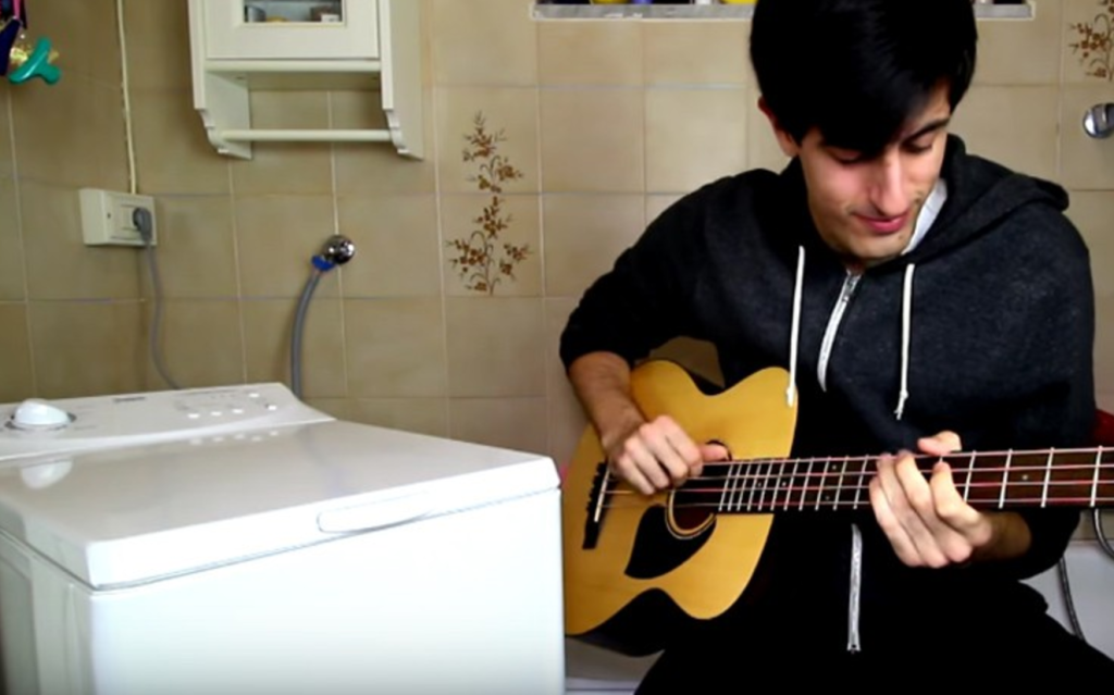 Βίντεο: Νεαρός κιθαρίστας παίζει μαζί με το πλυντήριο – Το αποτέλεσμα θα σας καταπλήξει
