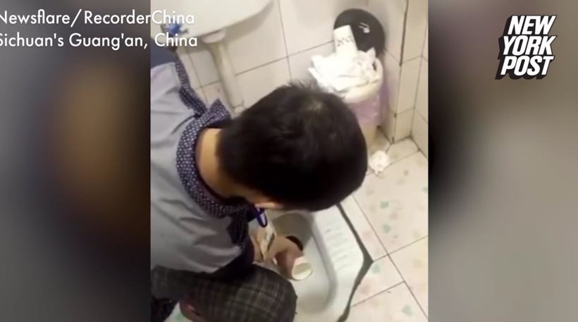 Υπάλληλοι φωτογραφείου υποχρεώθηκαν να πιουν νερό από τουαλέτα ως τιμωρία (βίντεο)