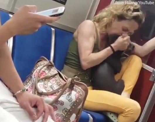 Καναδάς: Θρασύτατη γυναίκα κακοποιεί το σκυλί της μέσα στο μετρό- Την πετούν έξω από το βαγόνι (βίντεο)