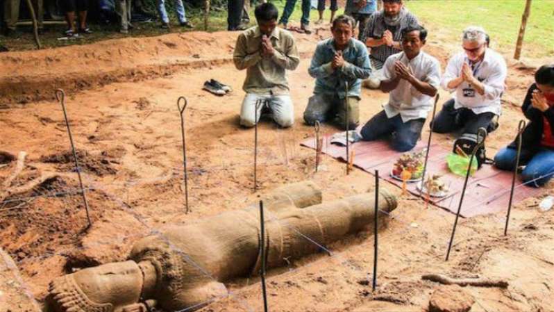 Kαμπότζη: Αρχαιολόγοι ανακάλυψαν τεράστιο άγαλμα (βίντεο)