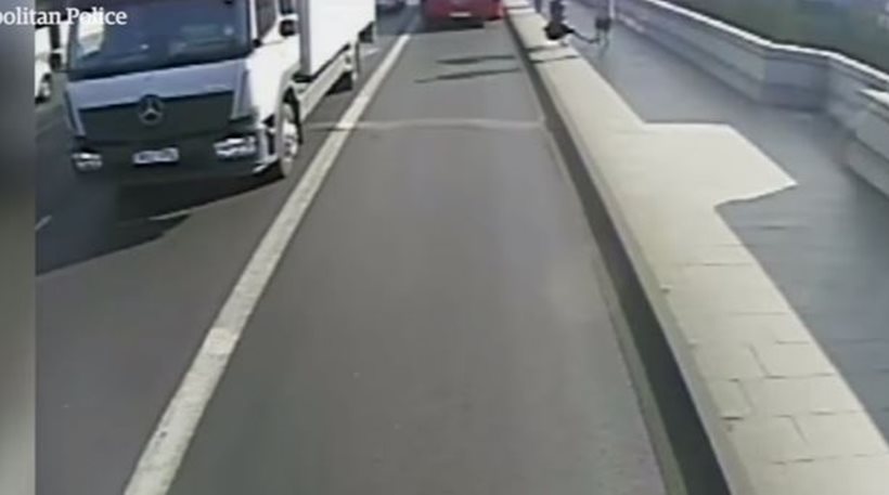 Βίντεο: Άνδρας κάνει τζόκινγκ και ξαφνικά σπρώχνει γυναίκα στις ρόδες λεωφορείου