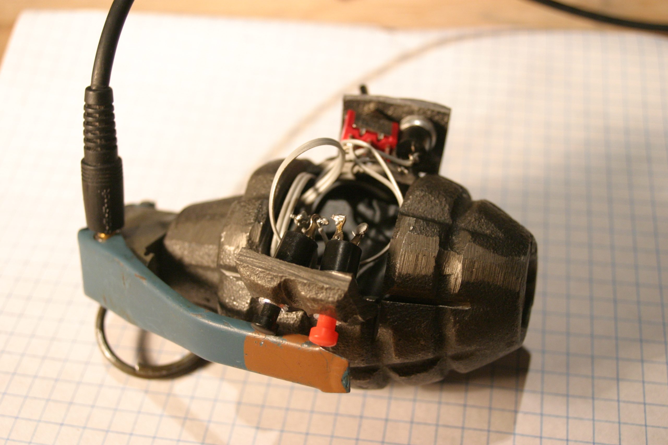 Άνδρας «τεμαχίζει» χειροβομβίδα και αποκαλύπτει τί κρύβεται στο εσωτερικό της (βίντεο)