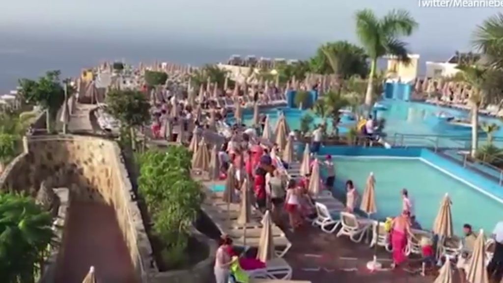 Κανάρια νησιά : Μάζες ανθρώπων δίνουν στην κυριολεξία «μάχη» για μία ξαπλώστρα στην πισίνα ενός ξενοδοχείου (βίντεο)