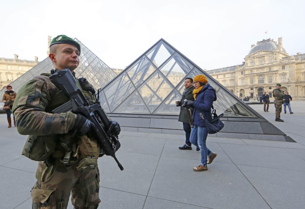 Στο «πόδι» η Europol μετά την επίθεση στο Παρίσι- Φόβοι για χτύπημα ισλαμιστών σε καλοκαιρινό προορισμό (φωτό)