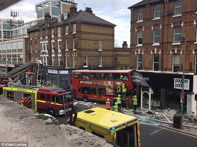 Εικόνες-θρίλερ από το Λονδίνο: Διώροφο λεωφορείο έπεσε πάνω σε κατάστημα (φωτό, βίντεο) (upd)