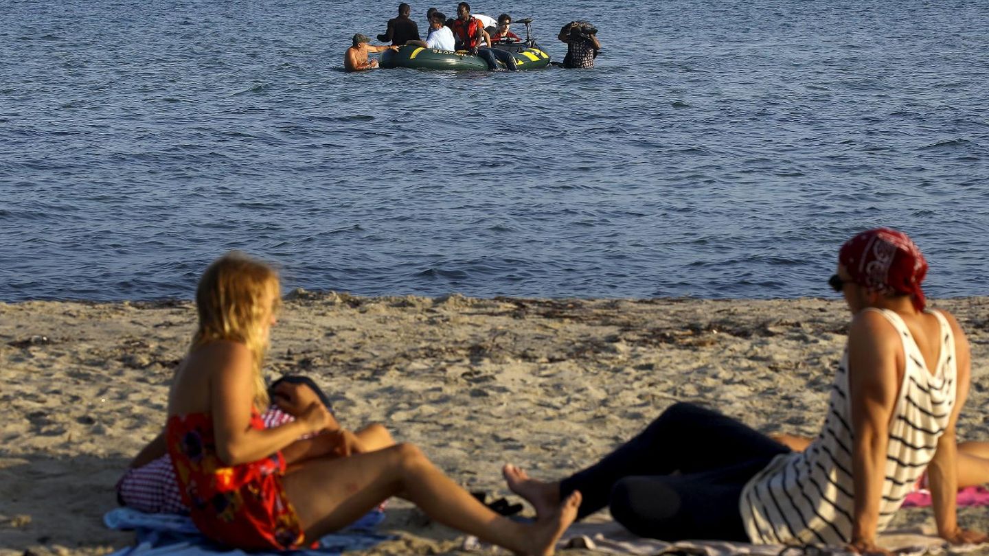 Ισπανία: Λέμβος προσφύγων διέσχισε το Στενό του Γιβραλτάρ και βγήκε σε παραλία τουριστών στην Ανδαλουσία! (βίντεο)