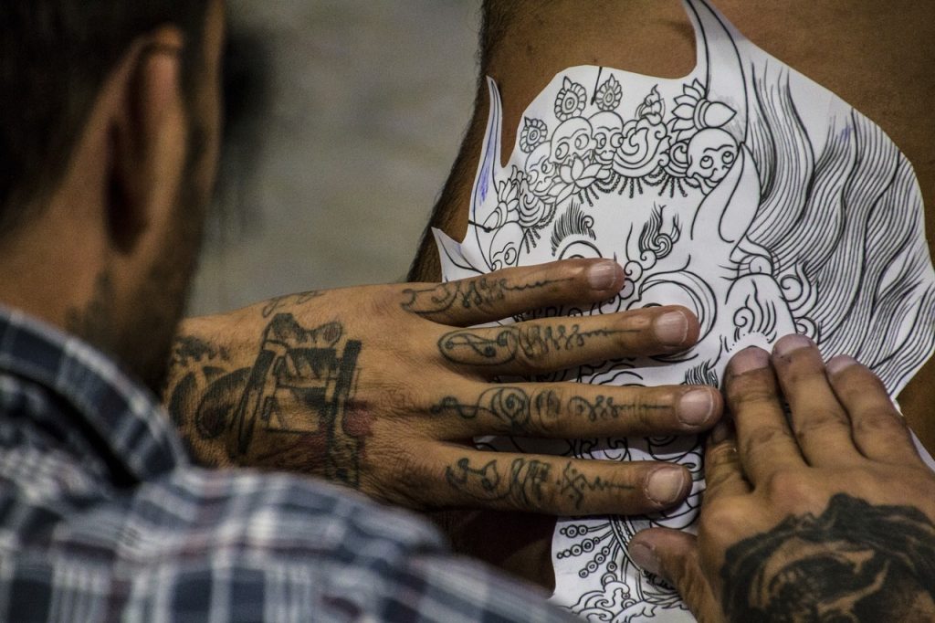 Τα μελάνια των τατουάζ κρύβουν κινδύνους που δε γνωρίζαμε – Ποιοι είναι αυτοί;