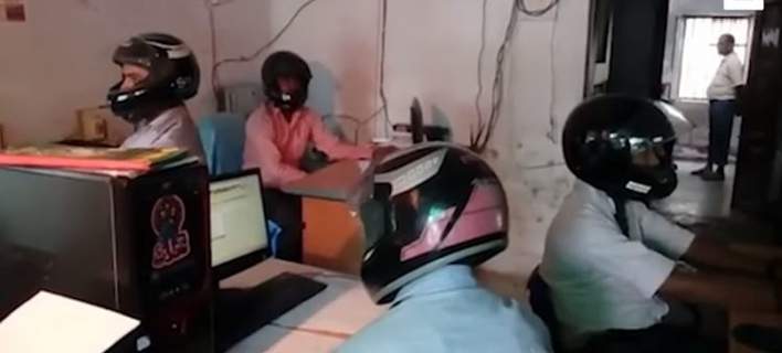 Ινδία: Δημόσιοι υπάλληλοι φοβούνται και φορούν κράνη για να προστατευθούν από ετοιμόρροπο κτίριο (βίντεο)