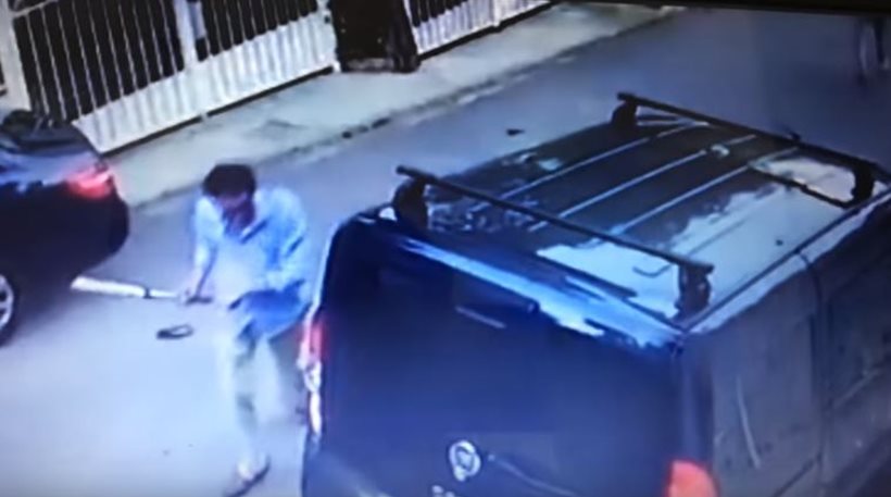 Βουλιαγμένη: Του έσπασε το αυτοκίνητο με ρόπαλο γιατί… τον εμπόδιζε να περάσει! (βίντεο)