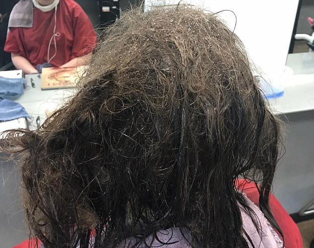 Έφηβη ήθελε να ξυρίσει το κεφάλι της για να μη φαίνονται τα μπλεγμένα μαλλιά της – Η κομμώτρια είχε άλλη άποψη (φωτό)