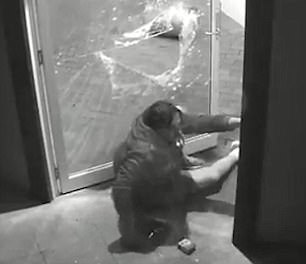 Ξεκαρδιστική στιγμή: Κλέφτης σπάει πόρτα ενώ είναι ξεκλείδωτη (βίντεο)