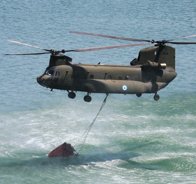 Συνδρομή στην κατάσβεση δασικής πυρκαγιάς στη Λευκάδα με ελικόπτερο CH-47D του 4ου ΤΕΑΣ (φωτό, βίντεο)