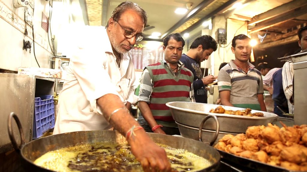 Ινδός μάγειρας βουτάει τα χέρια του σε καυτό λάδι – Πλήθος κόσμου μαζεύεται για να τον δει (βίντεο)