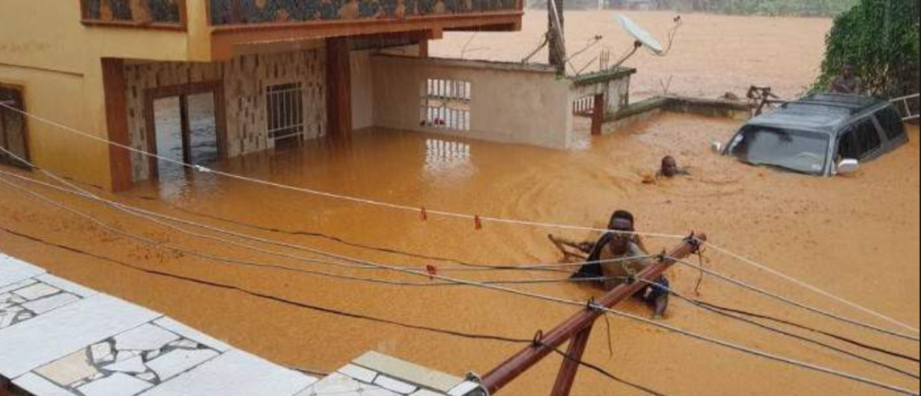 Σιέρα Λεόνε: Πάνω από 320 νεκροί από πλημμύρες και κατολισθήσεις (φωτό,βίντεο)