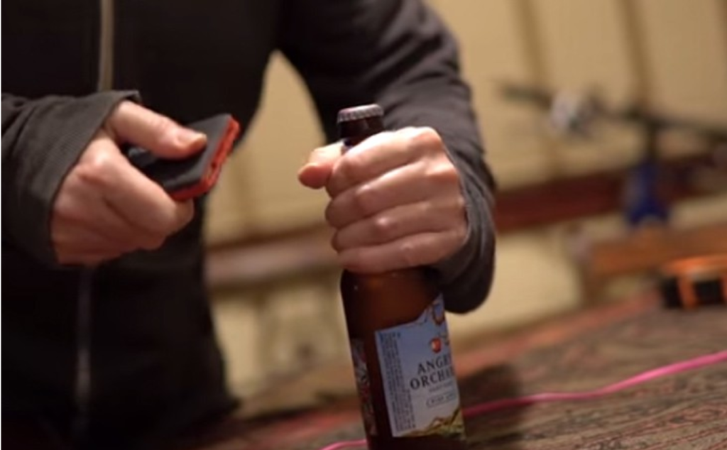 Βίντεο: 17 τρελοί τρόποι για να ανοίξετε ένα μπουκάλι χωρίς ανοιχτήρι