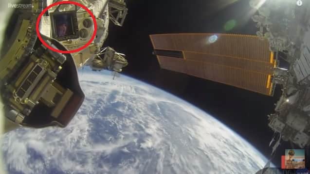 H NASA διέκοψε το σήμα ζωντανής μετάδοσης μόλις εντοπίστηκε παράξενη φιγούρα στο παράθυρο του ΔΔΣ (βίντεο)
