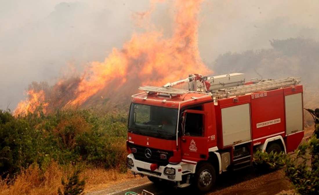 Ηλεία: Άνιση η μάχη με τις φλόγες- Εκκενώνουν το χωριό Περιστέρι (upd)