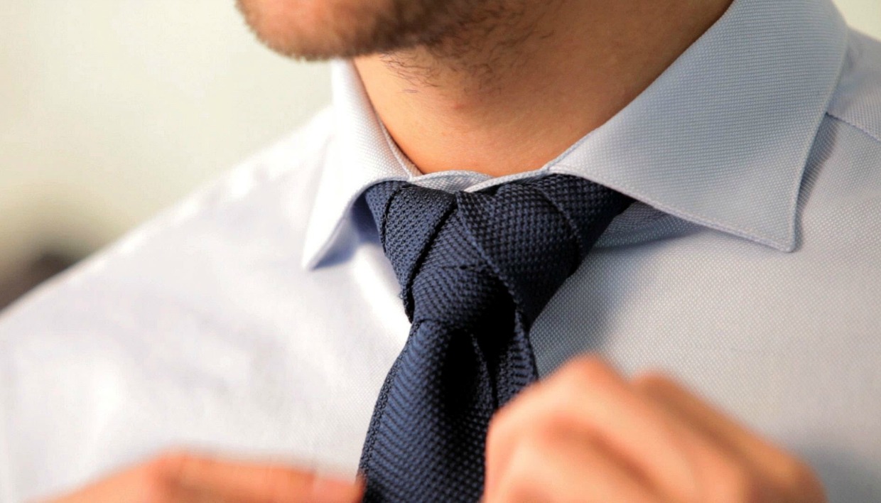 Υπόθεση γραβάτα: Μάθετε πω να δένετε το αξεσουάρ μέσ από ένα βίντεο