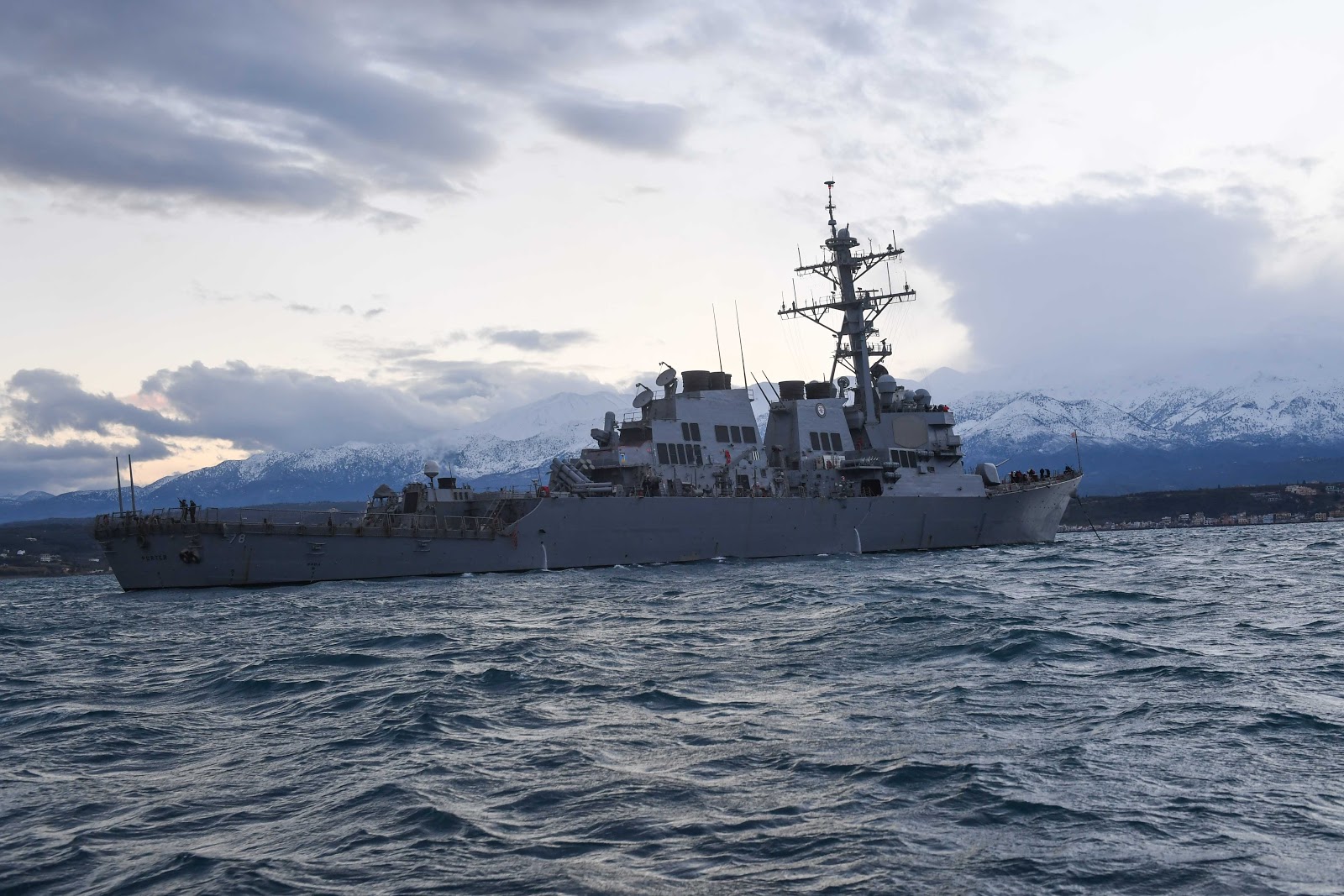 Η αναχώρηση του αμερικανικού αντιτορπιλικού USS Porter από τον Πειραιά (βίντεο)