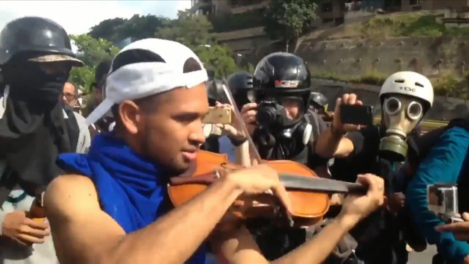 Βενεζουέλα: Ο βιολιστής των διαδηλώσεων αφέθηκε ελεύθερος (βίντεο)