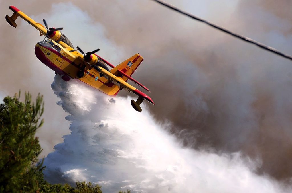Οι ήρωες πιλότοι των Canadair CL-215 της ΠΑ που με κίνδυνο της ζωής τους πολεμούν τις φλόγες (φωτό, βίντεο)