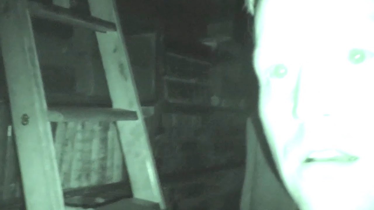 Εξερευνητής παραφυσικής δραστηριότητας ισχυρίζεται πως ένα φάντασμα κουνάει μια σκάλα σε βιβλιοθήκη (βίντεο)