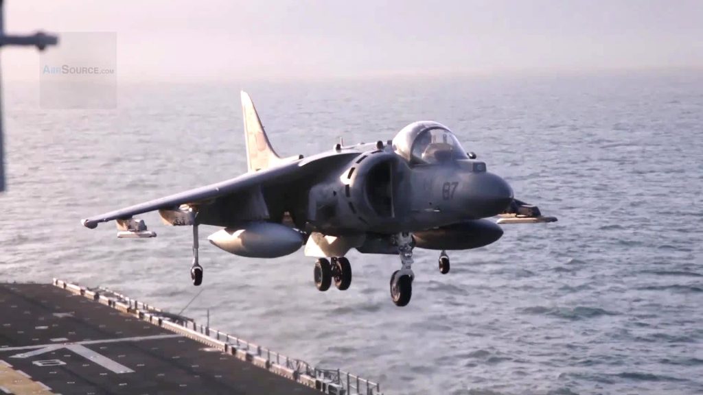 Βίντεο: Απονηώσεις και προσνηώσεις AV-8B Harrier στο USS Bonhomme Richard