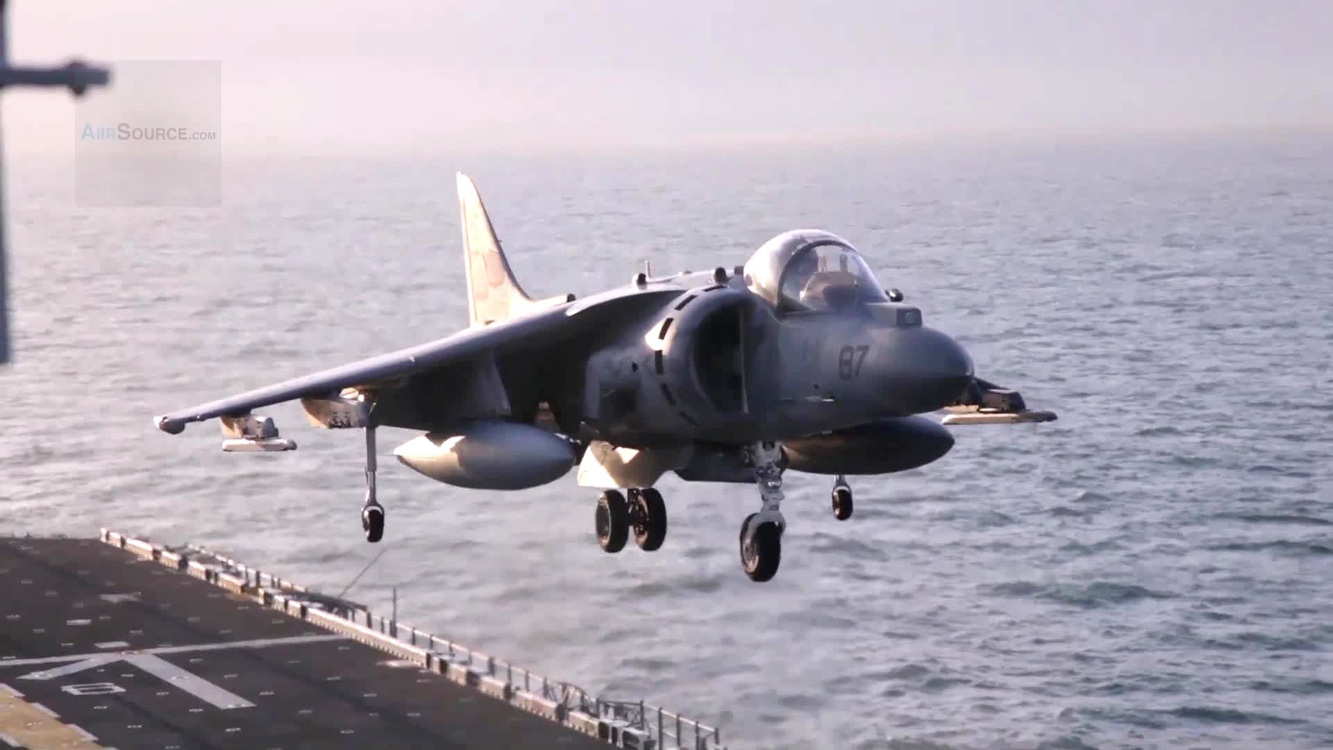 Βίντεο: Απονηώσεις και προσνηώσεις AV-8B Harrier στο USS Bonhomme Richard