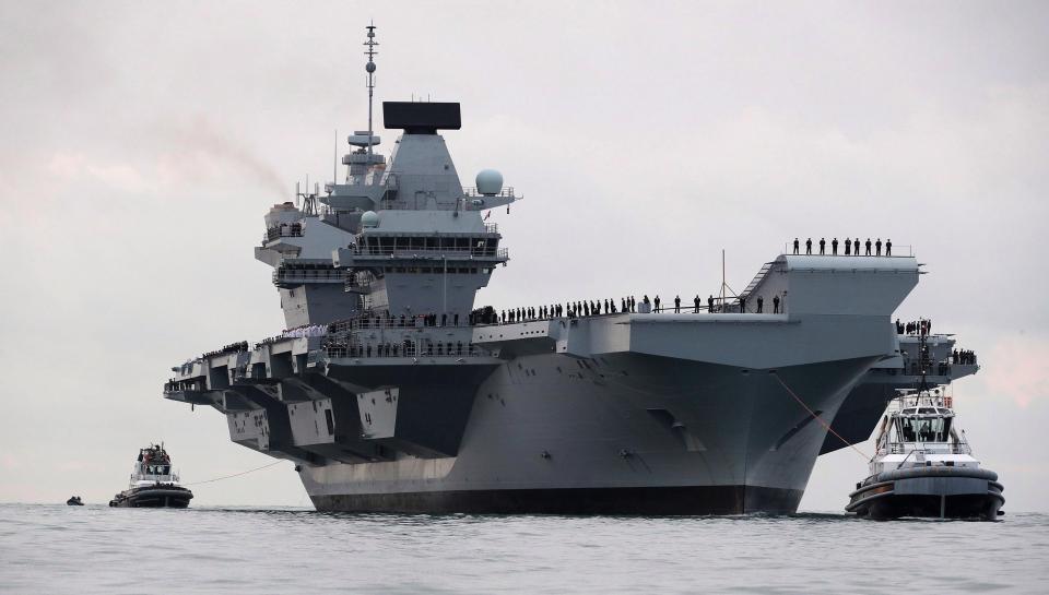 Queen Elizabeth: Το μεγαλύτερο πολεμικό πλοίο της Βρετανίας έφτασε στο Πόρτσμουθ (φωτό, βίντεο)