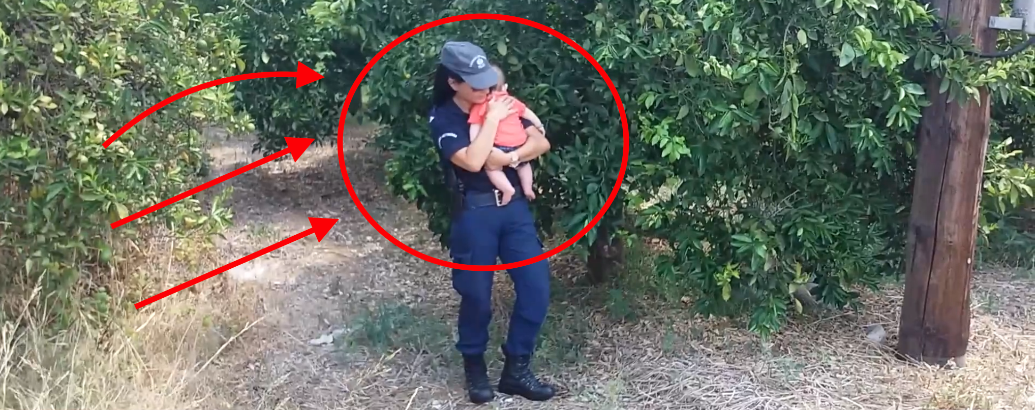 Γυναίκα αστυνομικός παρηγορεί μωράκι στην αγκαλιά της μετά από τροχαίο που κτύπησε η μητέρα του (φωτό, βίντεο)