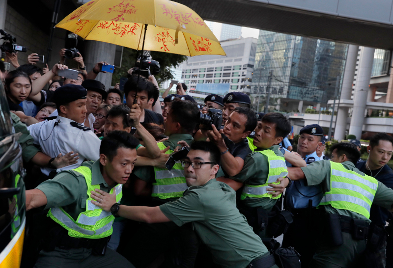 «Πλήγμα» στο δημοκρατικό Χονγκ Κονγκ με ουραγό το Πεκίνο – Φυλακή για τους ηγέτες του «Κινήματος της Ομπρέλας»