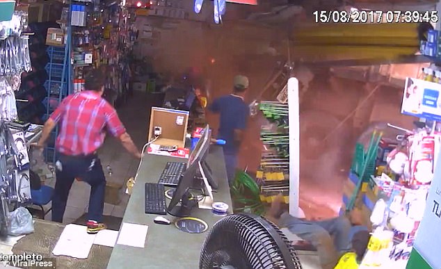 Ρίο Βέρντε: Κάμερα ασφαλείας κατέγραψε την -γεμάτη τσιμέντο- νταλίκα να εισβάλλει στο μαγαζί! (βίντεο)