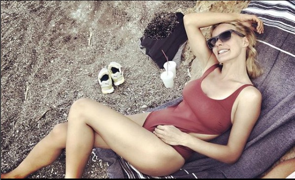 Η Ζέτα Μακρυπούλια ποζάρει με νάζi στις παραλίες της Πάρου (φωτό,βίντεο)
