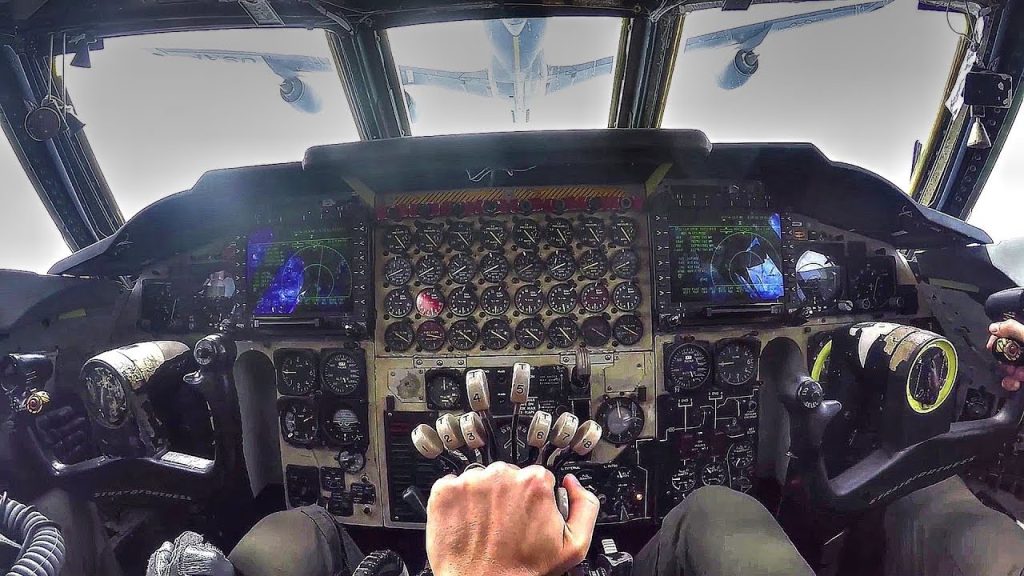 Σπάνιο βίντεο από κόκπιτ B-52 Stratofortress κατά τον εναέριο ανεφοδιασμό του από KC-135 της USAF