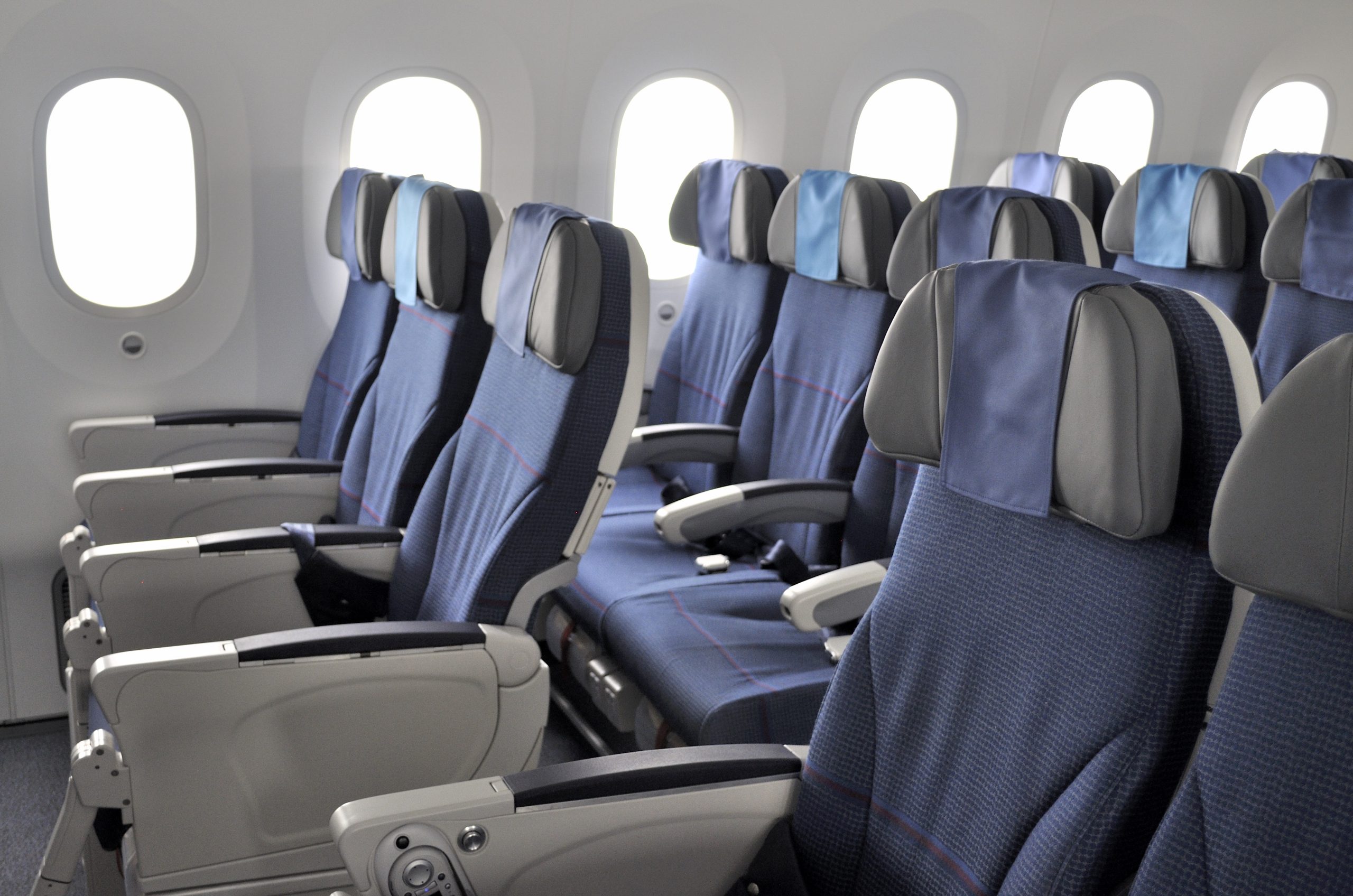 Aυτός είναι ο λόγος που τα καθίσματα στο αεροπλάνο είναι μπλε!
