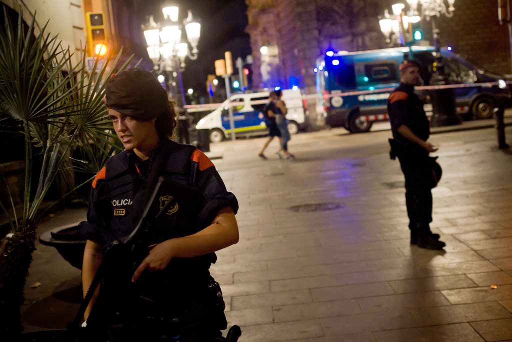 Η τρομοκρατική επίθεση στην Βαρκελώνη «διέλυσε» οικογένειες – Κυκλοφορεί ελεύθερος ο ισλαμιστής (φωτό, βίντεο)