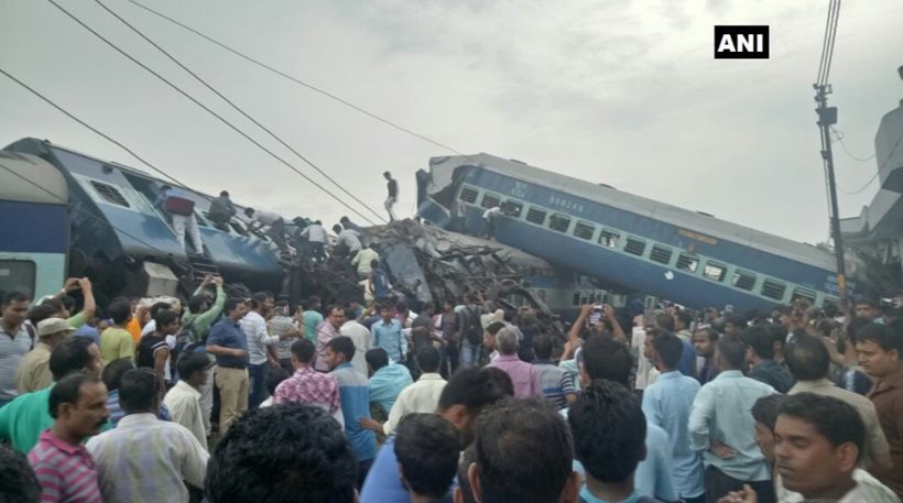 Εκτροχιάστηκε τρένο στην Ινδία – Τραυματίστηκαν 100 άνθρωποι και αναζητούν για νεκρούς (φωτό)