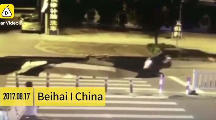 Κίνα: Αναβάτης σκούτερ κοίταζε τα μηνύματα του και… έπεσε σε τρύπα! (βίντεο)