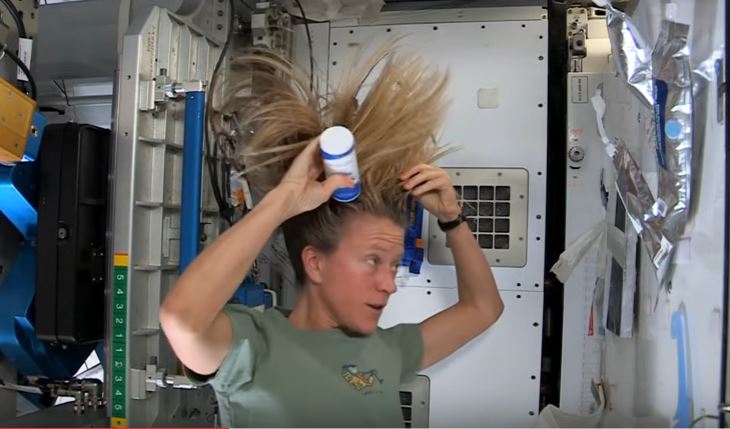 Έτσι λούζονται οι αστροναύτες στο διάστημα (βίντεο)