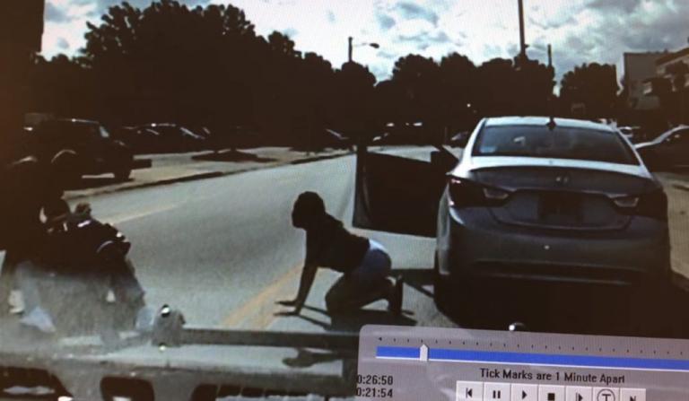 Αστυνομικός γρονθοκοπεί βάναυσα Aφροαμερικανό ενώ καταγράφει η κάμερα (βίντεο)