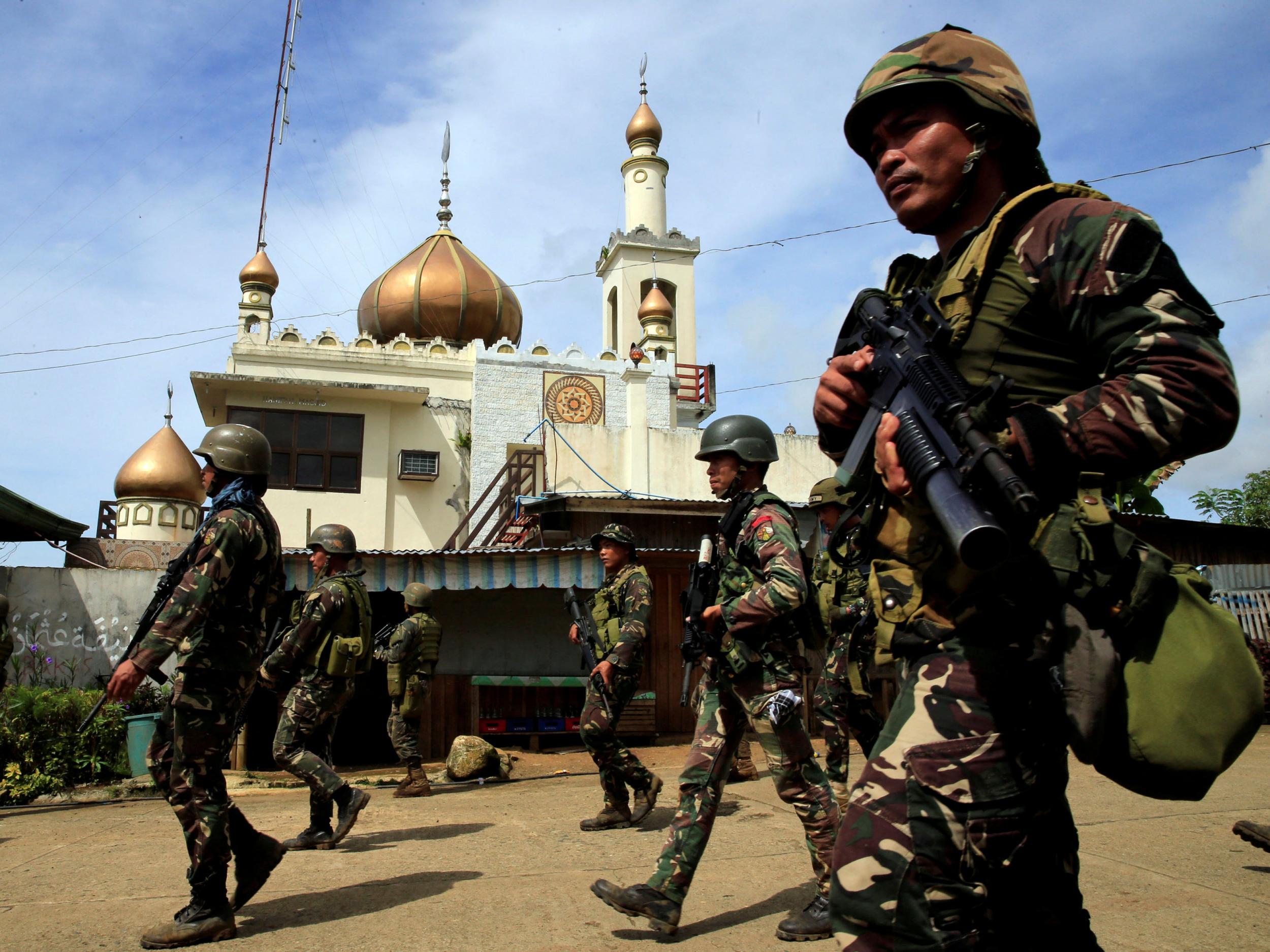 Φιλιππίνες: «Καθαρίζει» με τον ISIS ο Στρατός – Οι ισλαμιστές έχουν «ταμπουρωθεί» στο τζαμί του Μαράουι (φωτό, βίντεο)