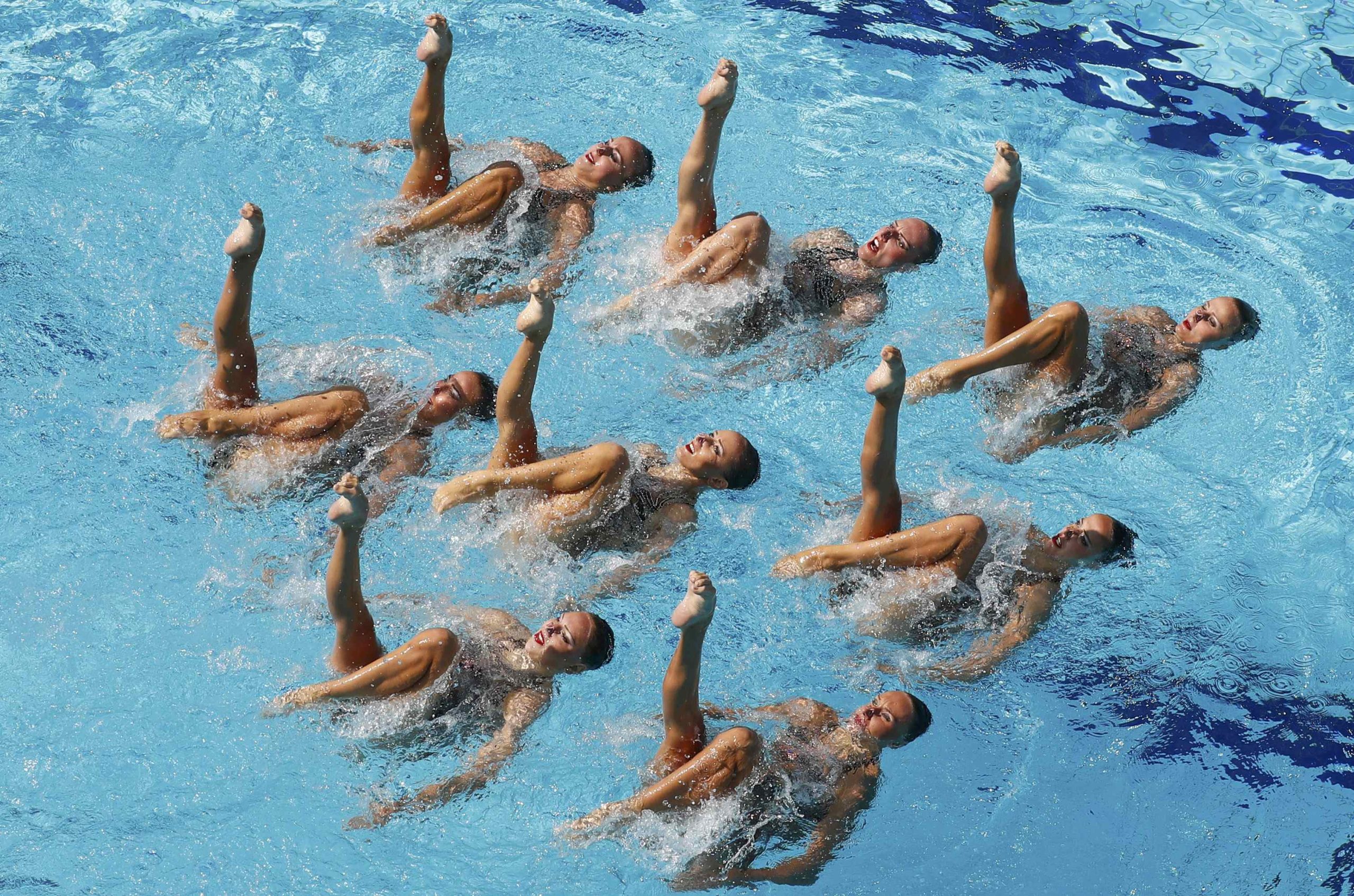 Γιατί τα μαλλιά των αθλητριών της συγχρονισμένης κολύμβησης είναι αψεγάδιαστα στο νερό; Αυτή είναι η απάντηση
