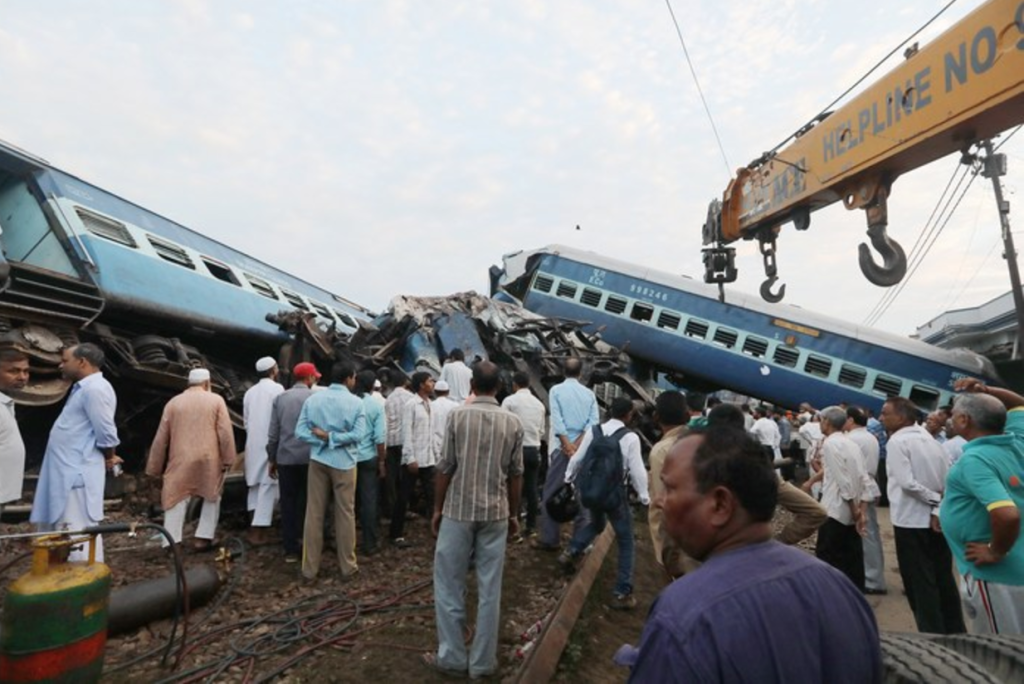 Ινδία: Εκτροχιάστηκε τρένο με 14 βαγόνια – 25 νεκροί και τουλάχιστον 70 τραυματίες (φωτό) 