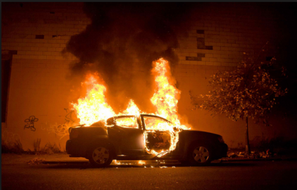 Στις φλόγες τυλίχθηκε αμάξι στην Ιόνια Οδό (φωτό)